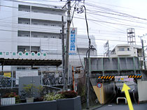 横浜線と白いビル